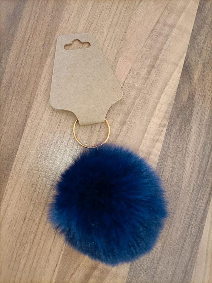 Joli porte clé neuf pompom bleu marine - photo numéro 5