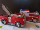 2 camions de pompiers en plastique