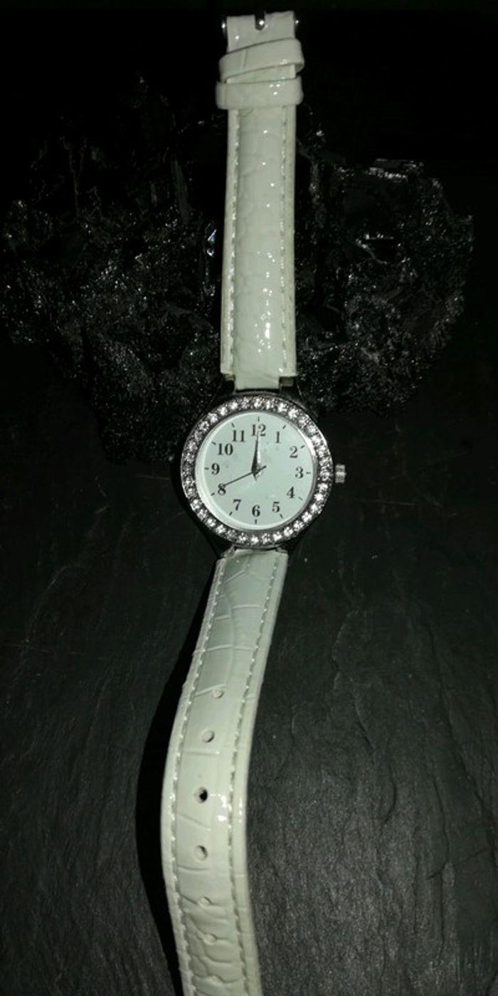 Montre blanche et strass - photo numéro 1