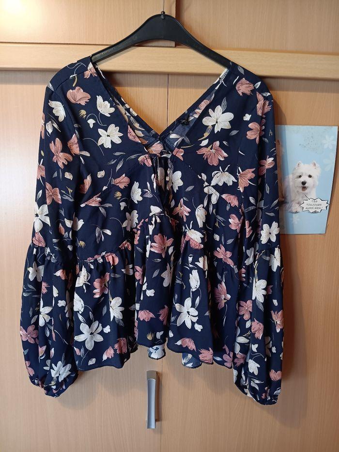 Blouse bleue avec des motifs de fleurs - photo numéro 1