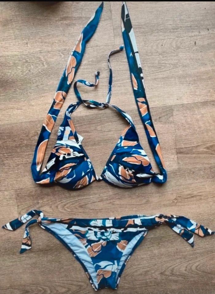 Superbe bikini bleu et blanc à motifs - photo numéro 1