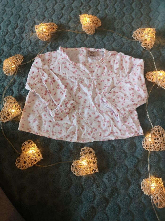 Blouse blanche à fleurs roses - photo numéro 1