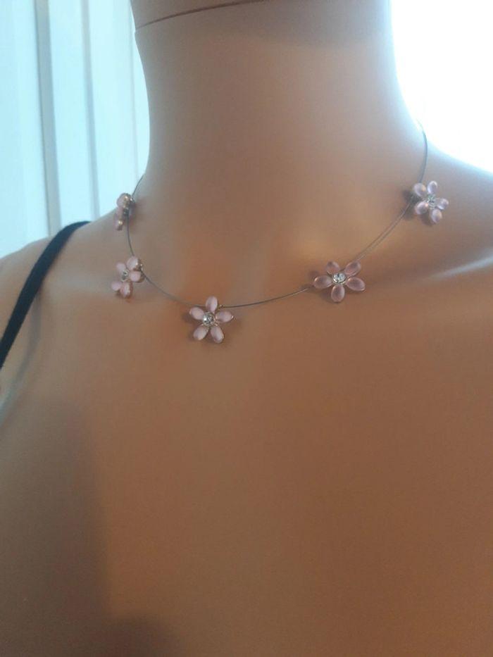 Collier fin et argenté avec des petites fleurs roses - photo numéro 12