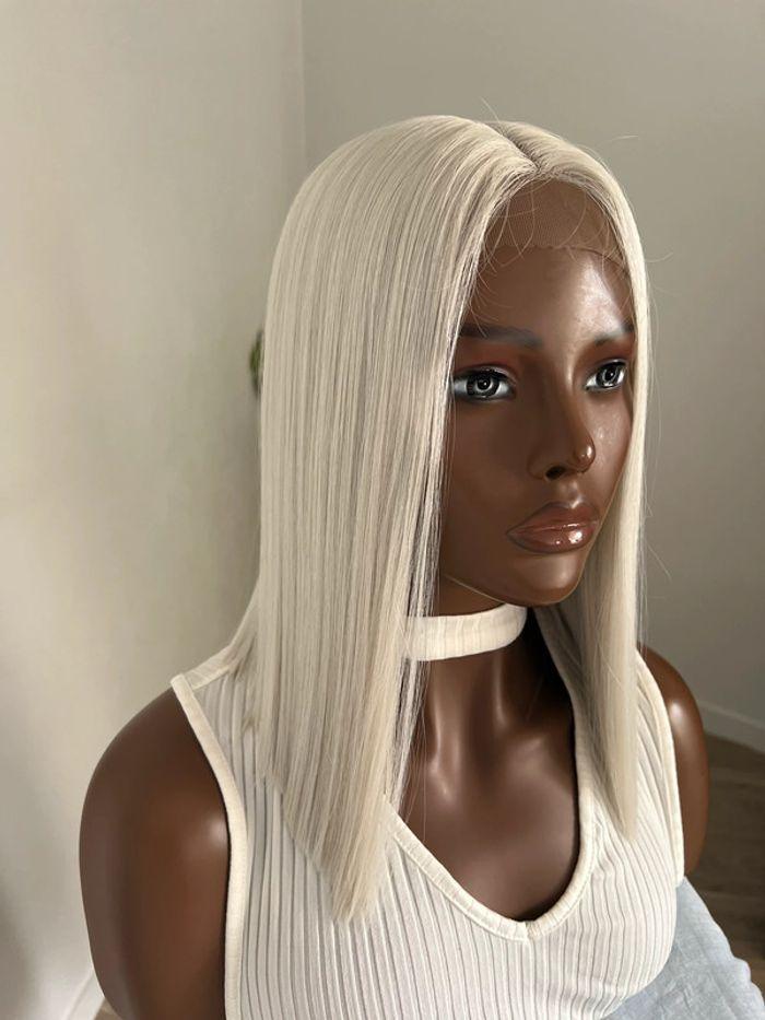 Perruque bob blonde carré plongeant lace front - photo numéro 2