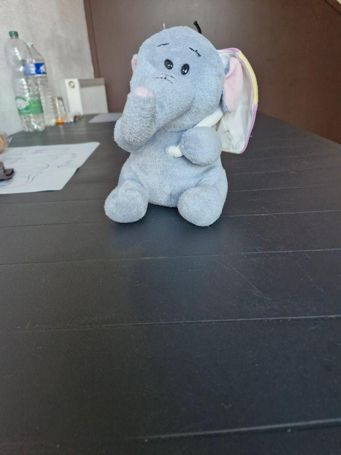 Éléphant en peluche. - photo numéro 1