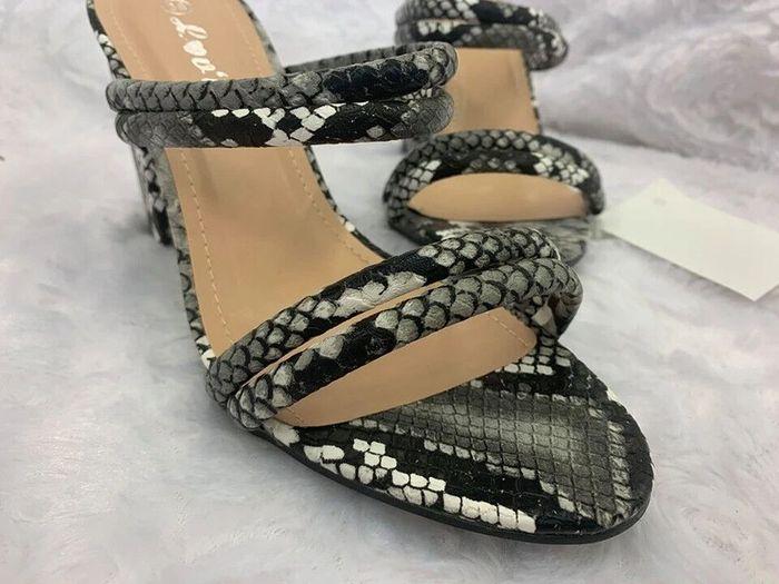 Mules sandales claquettes gris blanc noir Look reptile T 40 neufs - photo numéro 11