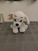 Chien blanc en peluche