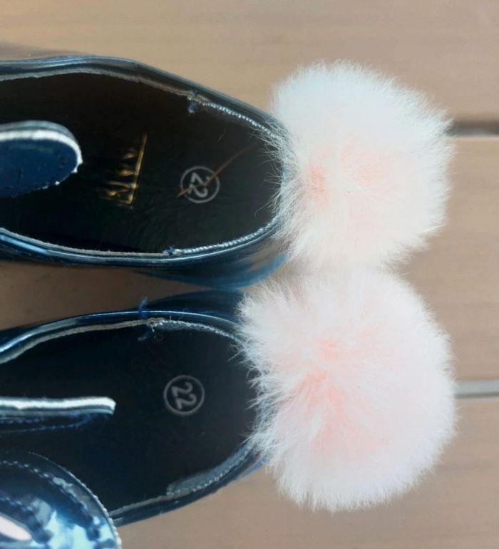 Chaussure verni bleu avec pompom rose bébé - photo numéro 3