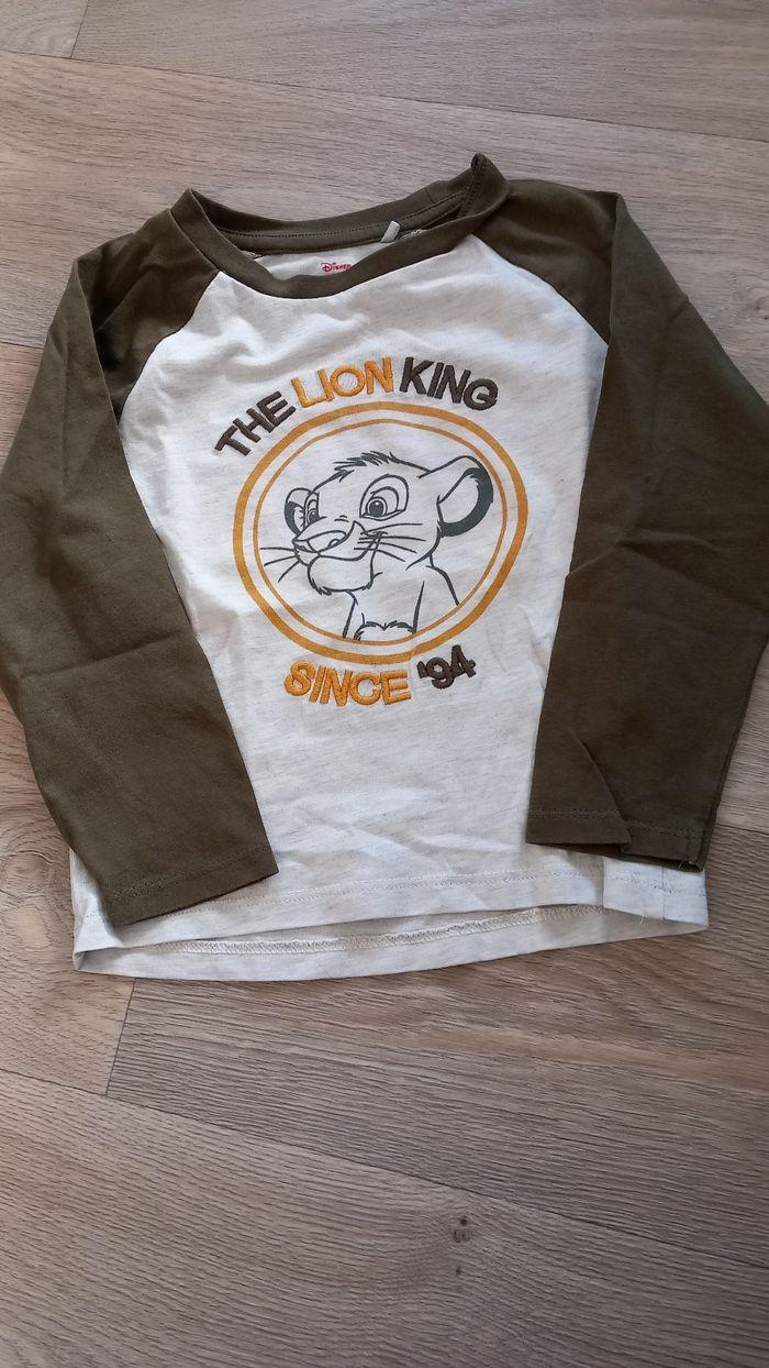 T-shirt à manches longues avec un dessin roi lion dessus - photo numéro 1