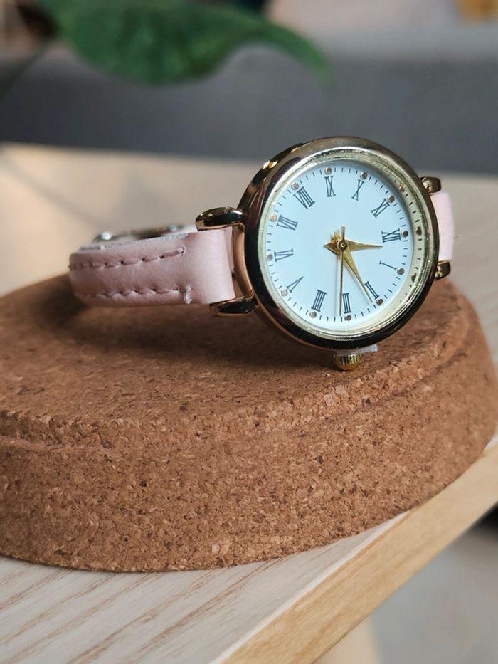 Petite montre rose style vintage, femme - photo numéro 1