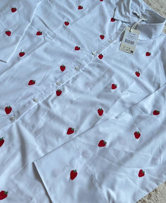 Chemise NA-KD blanche avec broderie fraise - photo numéro 3