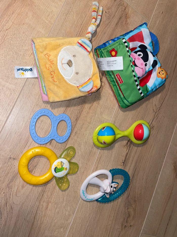 Lot livres en tissu et  jeux hochets Sophie la girafe