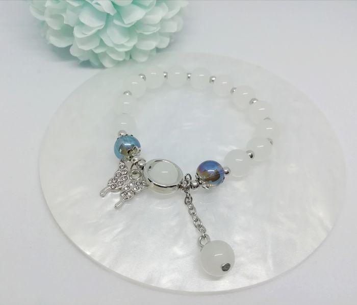 Joli bracelet en perles de verre blanche avec pendentif papillon - photo numéro 4