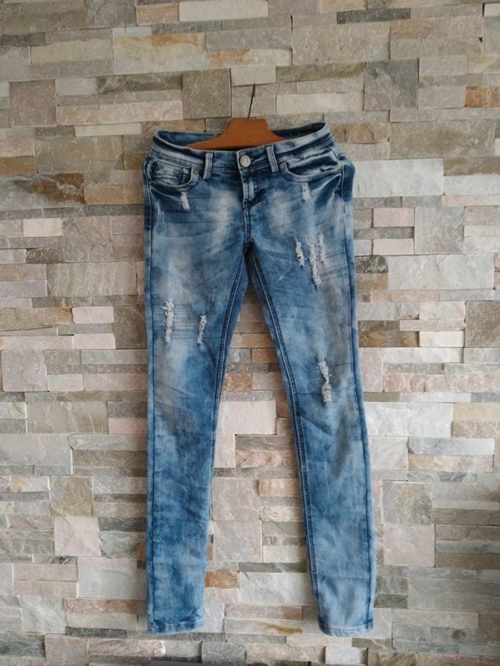 Jeans troué - photo numéro 1