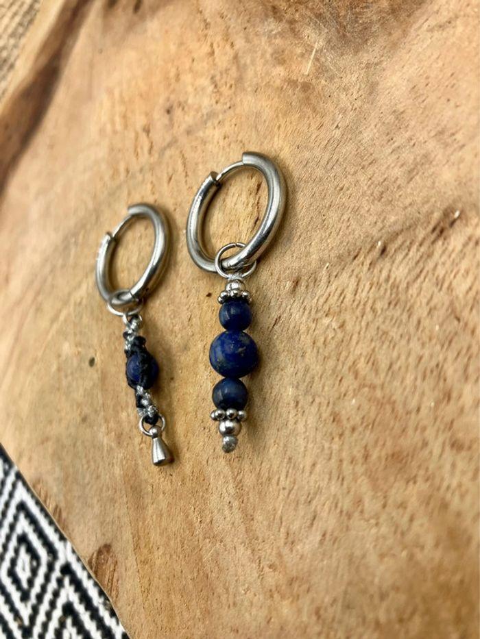 Boucles d’oreilles petites créoles en macramé avec pierre de Sodalite et Lapis Lazuli - photo numéro 2