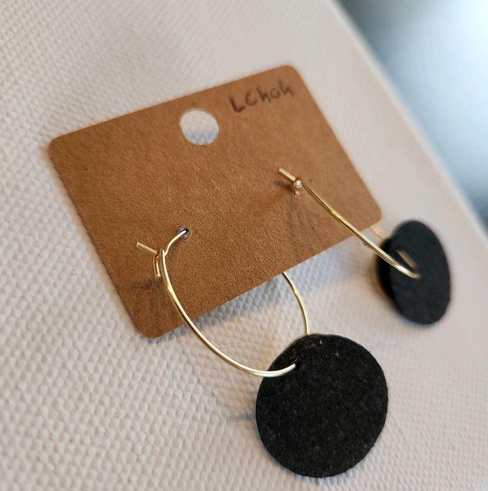 Boucles d'oreilles créoles dorées hypoallergéniques et cuir noir LC404 - photo numéro 2