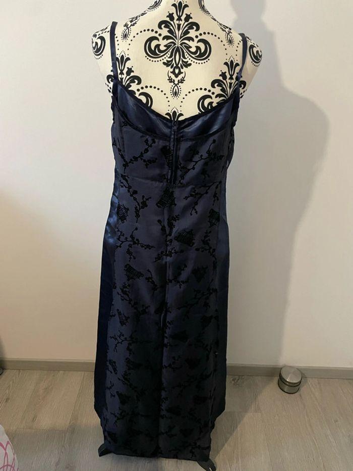 Robe de soirée à bretelles bleu marine en satin doublé motif noir suédine taille 40 - photo numéro 5