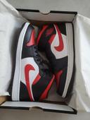 Air jordan 1 mid bred toe