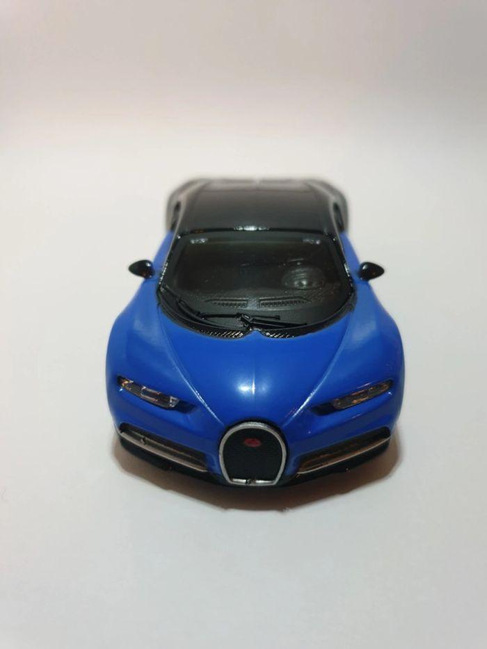 Bugatti Chiron Bleu/Noir 1/43 Burago Street Fire - photo numéro 2