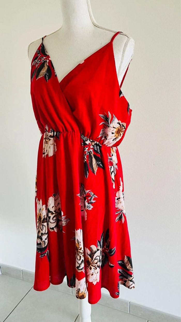 Magnifique robe rouge à bretelle avec des motifs fleuris - photo numéro 2