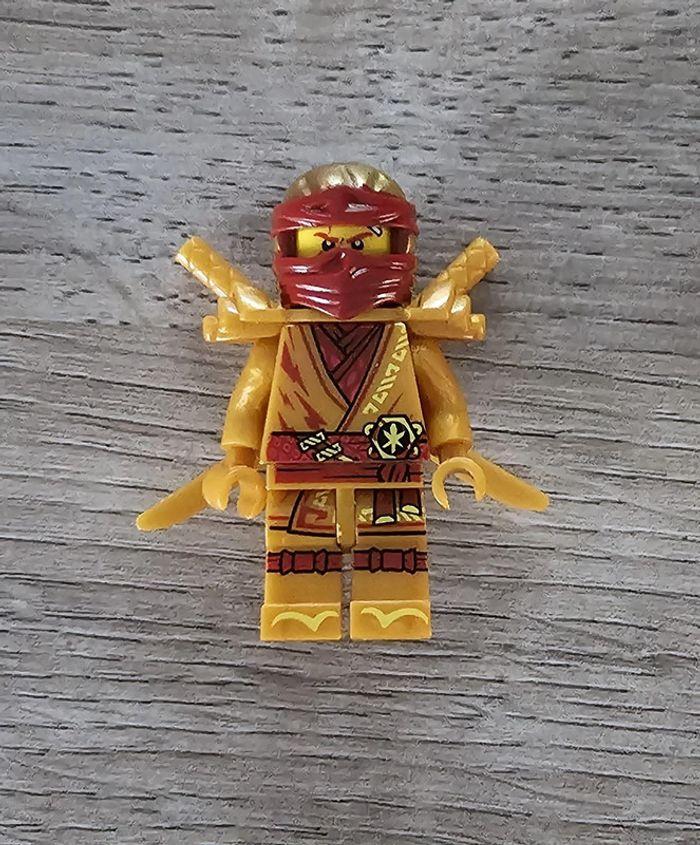 Minifigurine Ninjago Nya doré (compatible Lego)