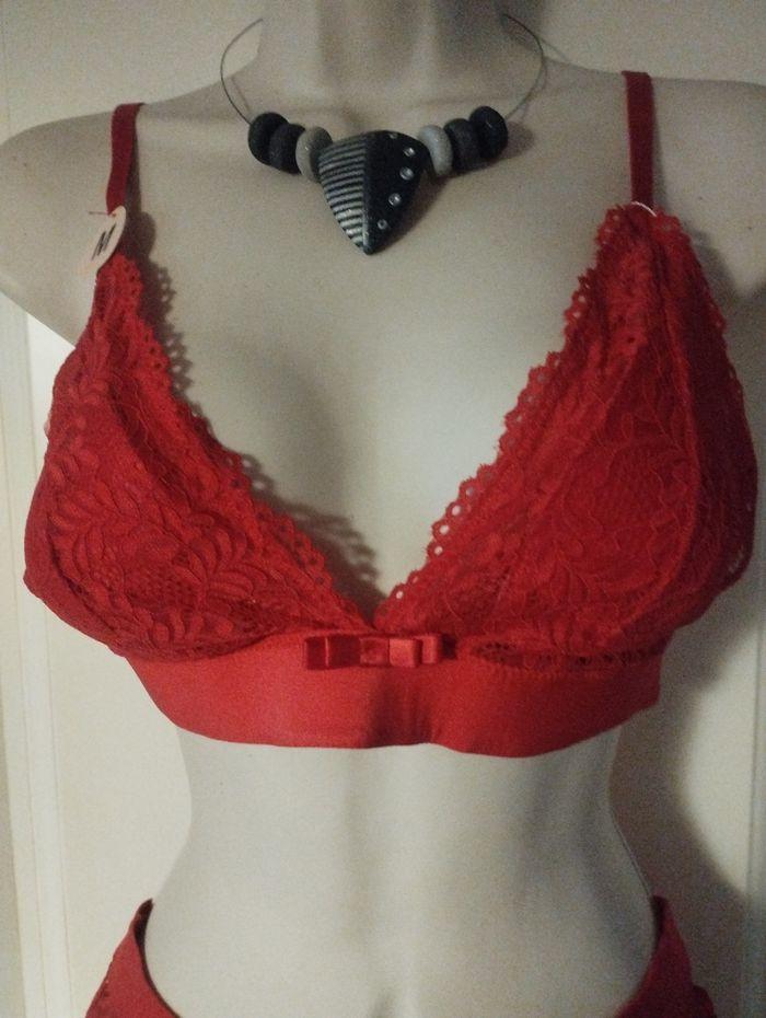 Ensemble de lingerie neuf triangle avec mousses amovibles et sans armatures. taille M pour le bas et haut - photo numéro 2