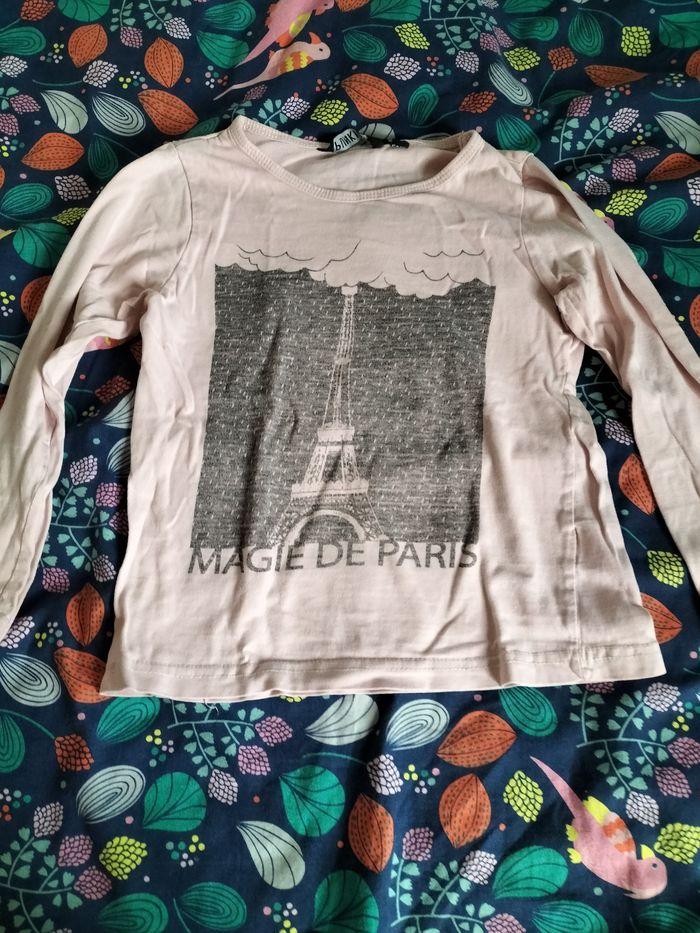 T-shirt à manches longues rose avec motif la tour Eiffel sous la pluie - photo numéro 1