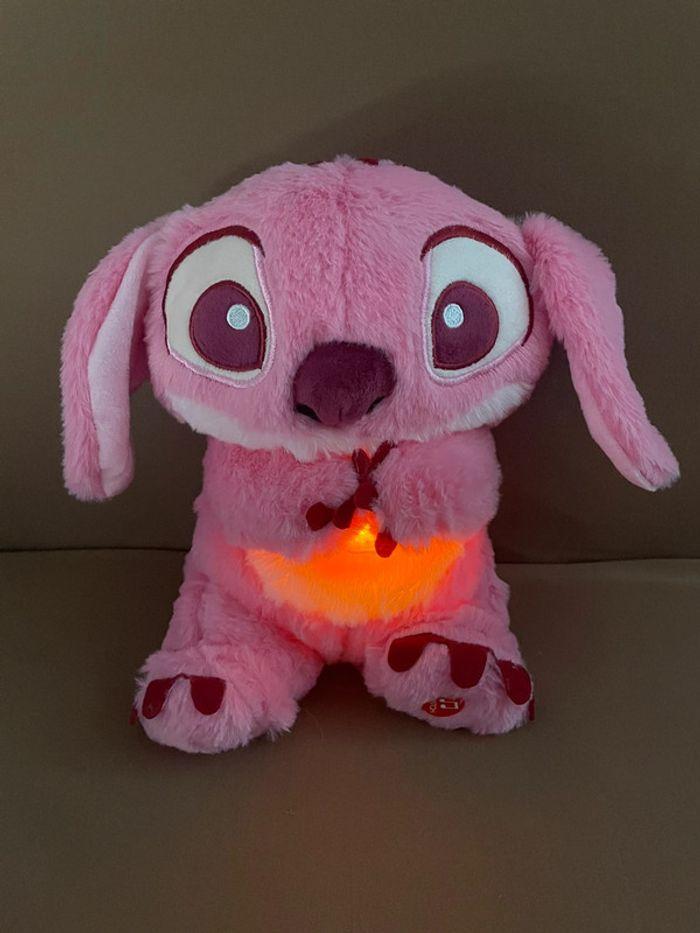 Peluche lumineuse Disney Stitch Angel qui respire 🩷 - photo numéro 10