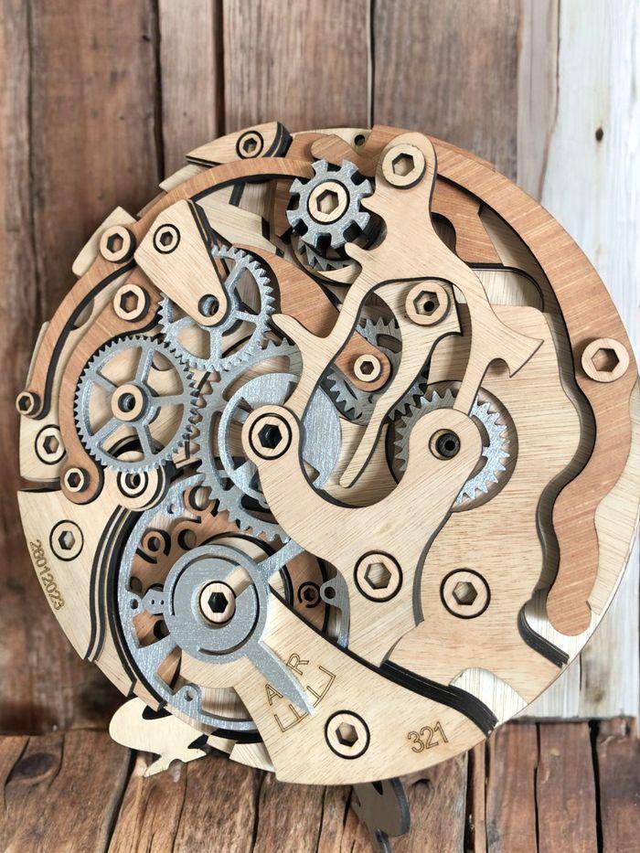 Décoration montre Oméga Speedmaster en bois - photo numéro 3