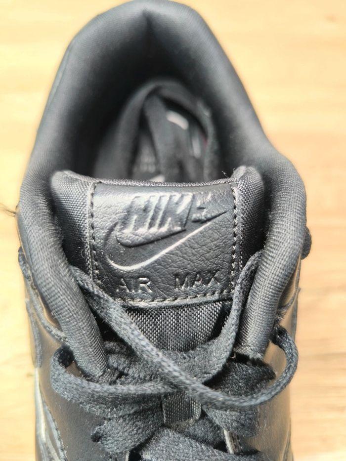 Baskets Nike air max one Black logo cuit noir pointure 38.5 tres peu portées - photo numéro 4