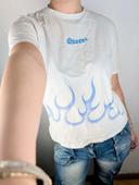 T-shirt blanc et bleu pastel queen