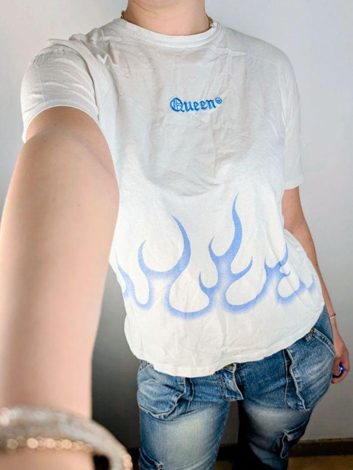 T-shirt blanc et bleu pastel queen - photo numéro 1