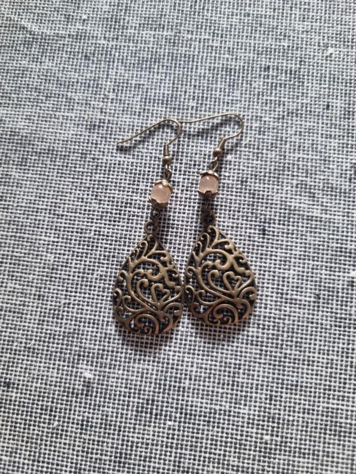 Boucles d'oreille et collier fantaisie - photo numéro 2