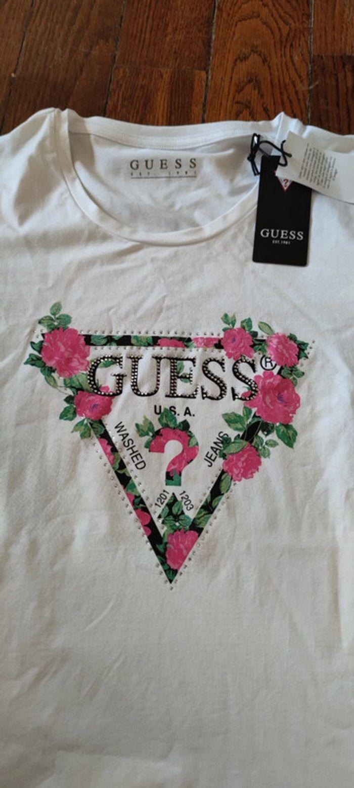 Tee shirt Guess florale blanc neuf taille M - photo numéro 2