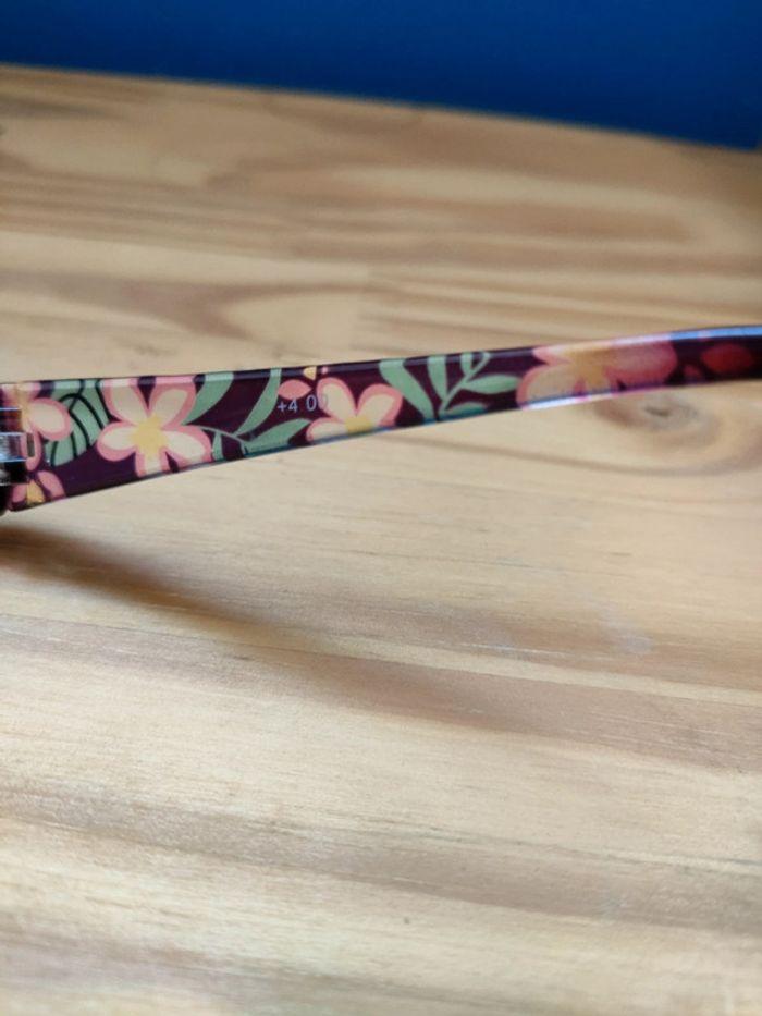 Paire de lunettes violette avec des fleurs monture plastique forme rectangle - photo numéro 6