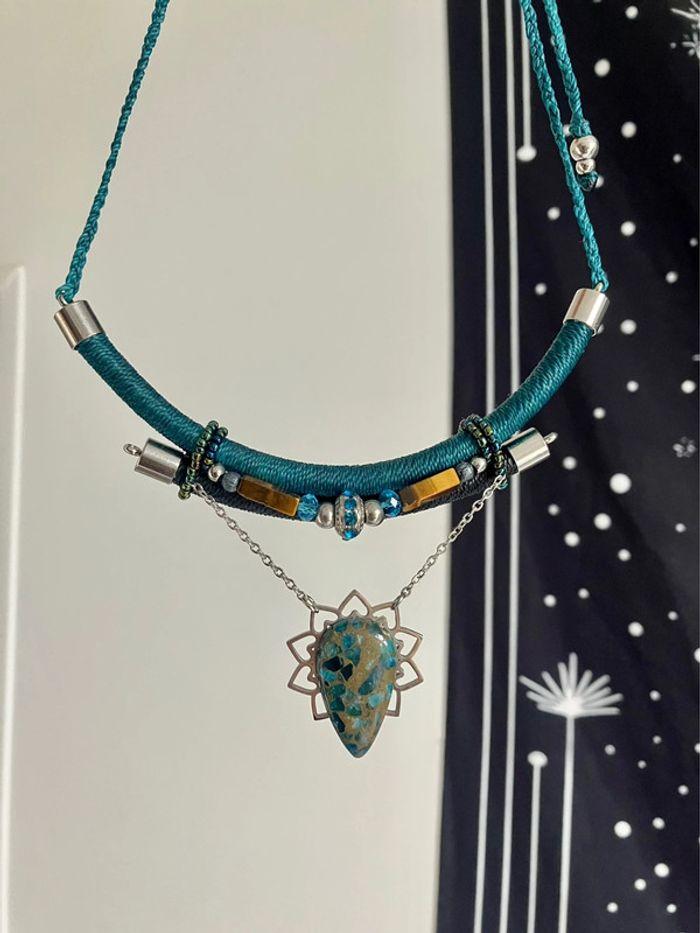 Collier torque ras de cou en macramé avec pierre d’Apatite cuivrée - photo numéro 1