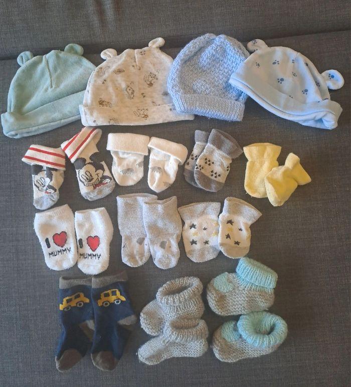 Lot chaussettes, chaussons, bonnets naissance 0-3 mois