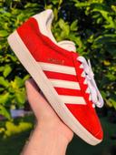 Baskets adidas vintage gazelle rouge en daim pointure 42 comme neuves sans boîte