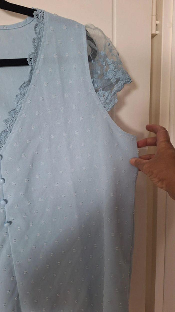 Blouse bleu ciel avec dentelle - photo numéro 2