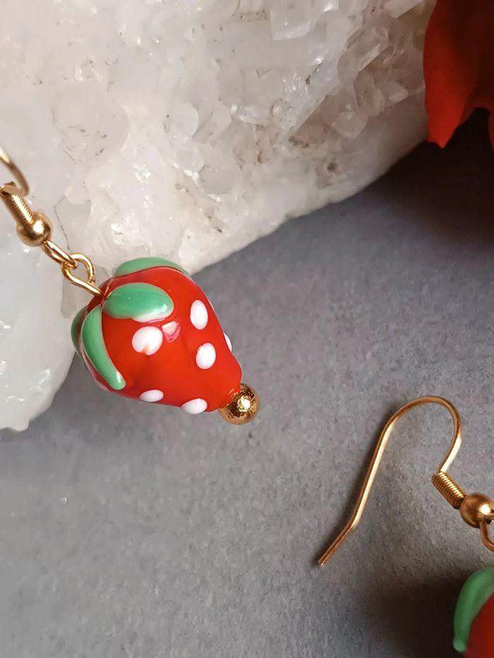 Jolies boucles d'oreilles fraises - photo numéro 2