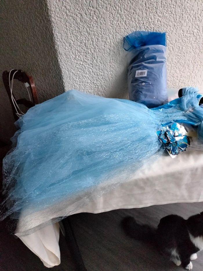 Robe de princesse bleu bouffante neuve T 140 - photo numéro 3