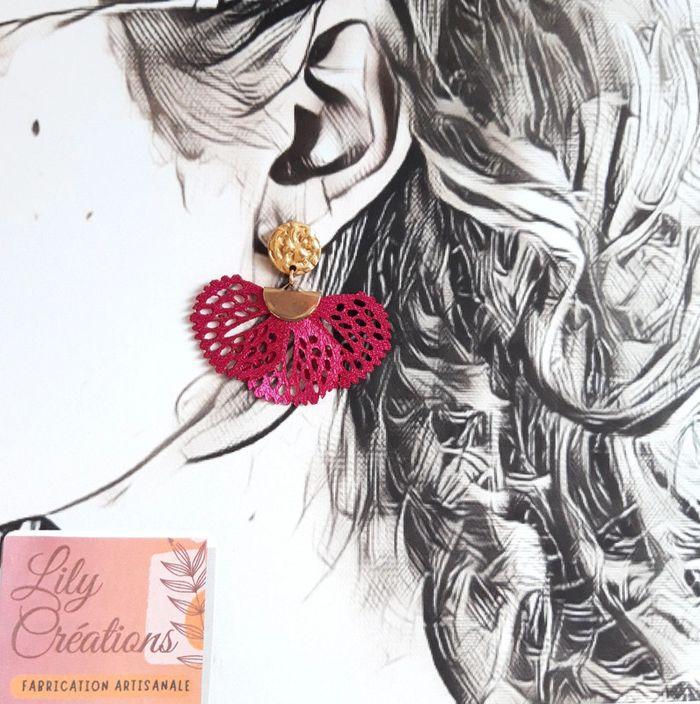 Boucles d'oreilles dorées et feuilles acrylique fuchsia LC213 - photo numéro 2