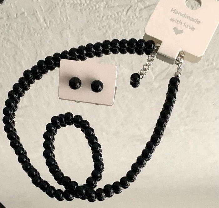 Parure collier en perles de verre noire + boucle d’oreilles offerte - photo numéro 1