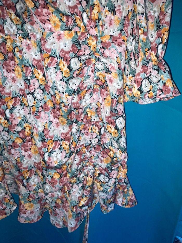 Robe à fleurs « boohoo » taille 36/38 - photo numéro 3