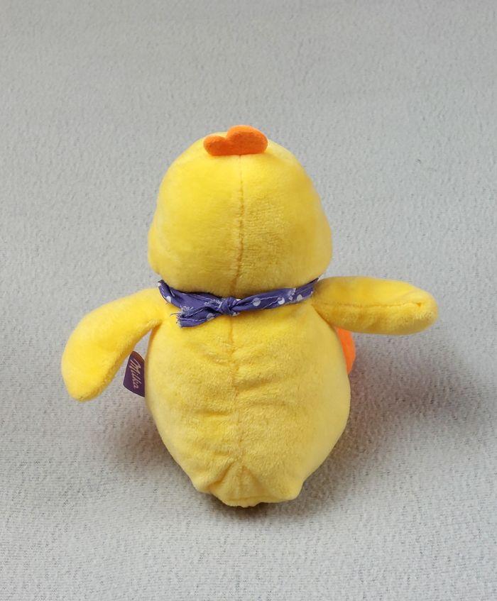 Peluche doudou poussin jaune orange bandana violet à pois 24 cm MILKA - photo numéro 2