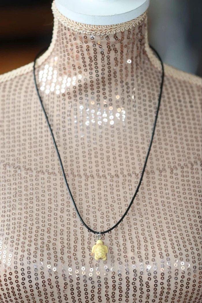 Collier pendentif cordon noir tortue jaune neuve