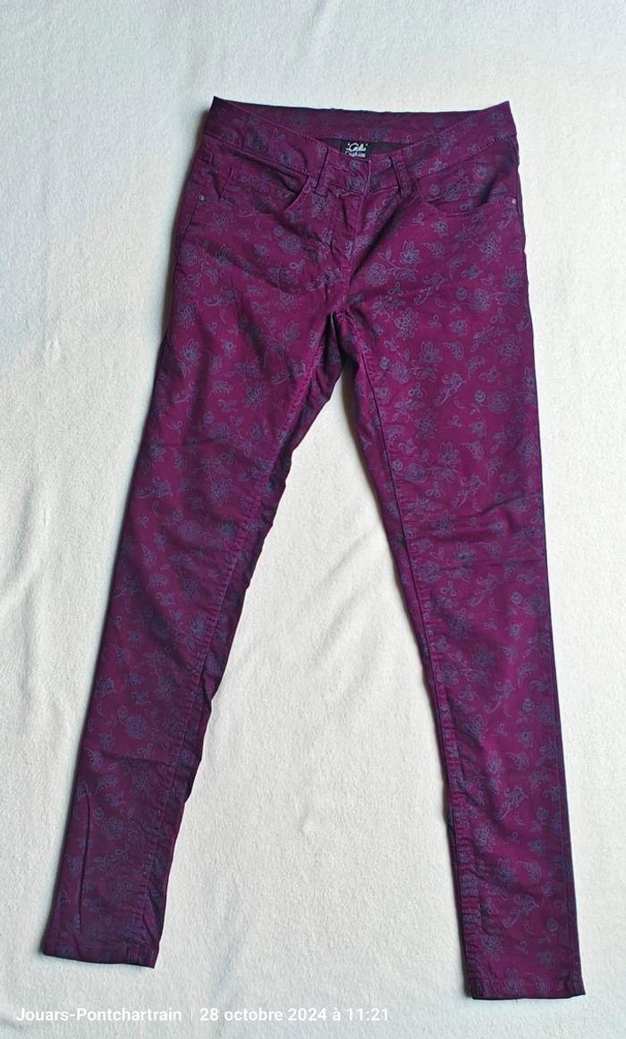 Pantalon bordeaux à motif floral