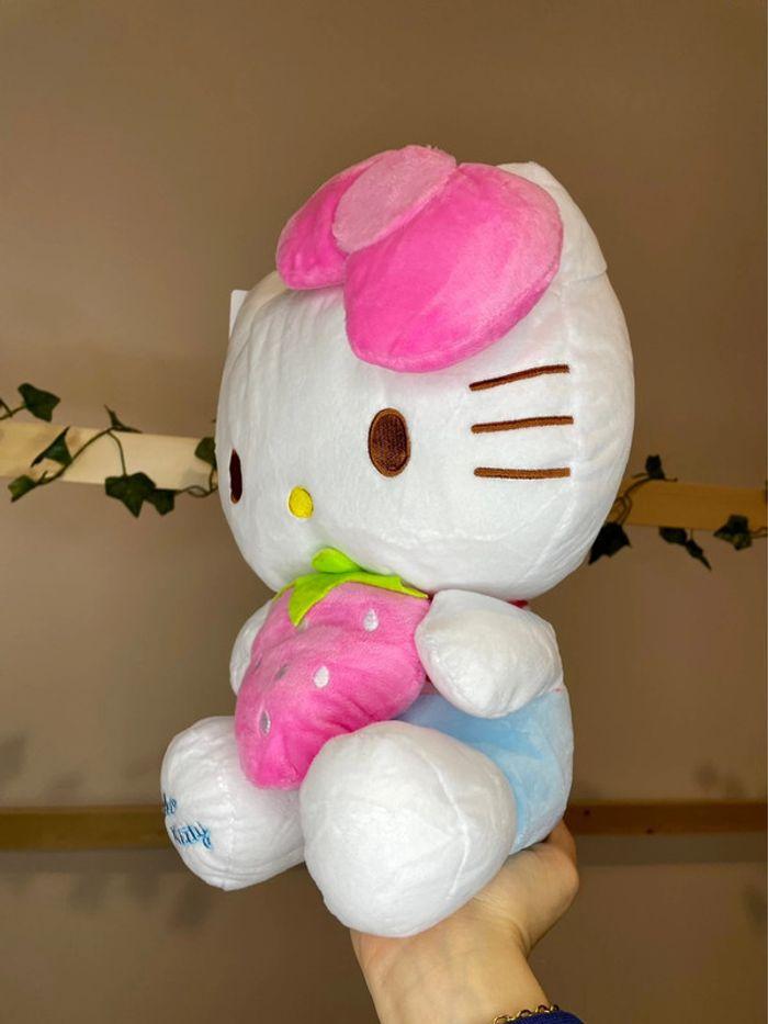 Peluche Hello Kitty avec la fraise 🍓 - photo numéro 16