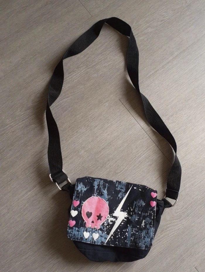 Petit sac à main punkette avec motif tête de mort. - photo numéro 1