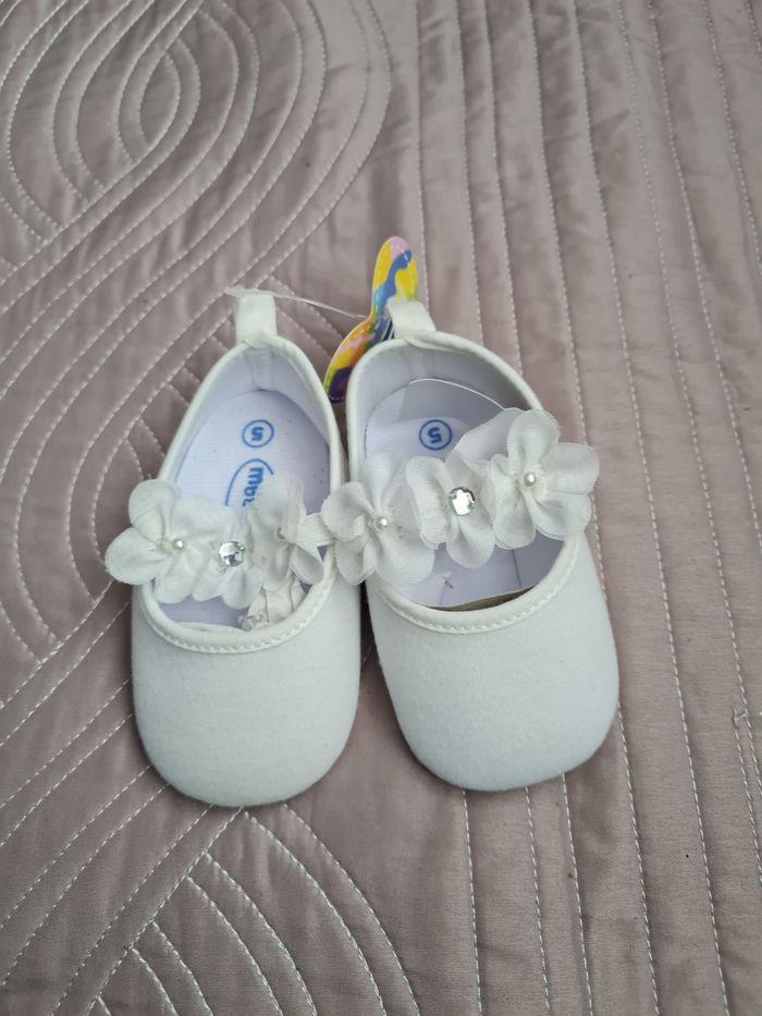 Chaussures bébé fille T 20-21 neuf